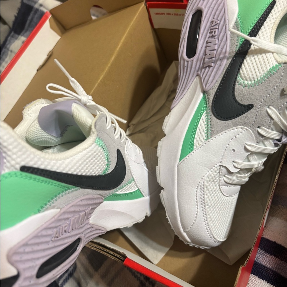 Women’s Nike Air Max Sneakers in near perfect condition - Picture 4 of 7